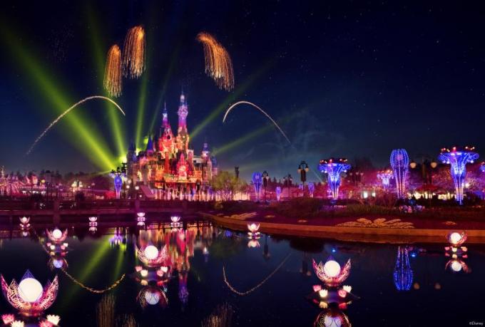 Tot 27.000 LEIDENE lichten, meer fonteinen en vuurwerk! Het vuurwerk van Shanghai Disney komt spoedig